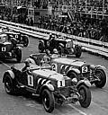 Malcolm Campbell (Startnummer 1) und Earl Howe (Startnummer 2) auf Mercedes-Benz Typ SS während des Starts zur Tourist Trophy in Irland am 23. August 1930.